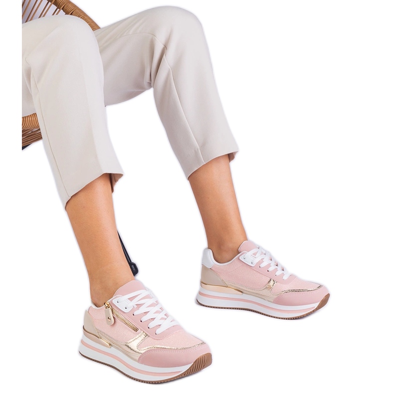 Pink Sports -lenkkarit laiturilla kultaisella insertiolla vaaleanpunainen