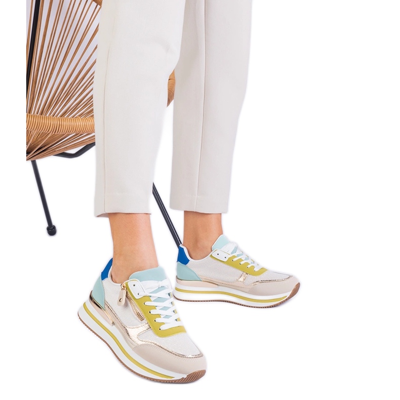 Vihreät urheilun lenkkarit laiturilla kultaisella lisäyksellä