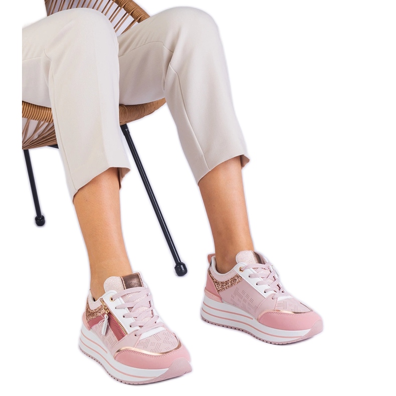 Vaaleanpunaiset urheilun lenkkarit kiilto koristeltu laiturilla vaaleanpunainen