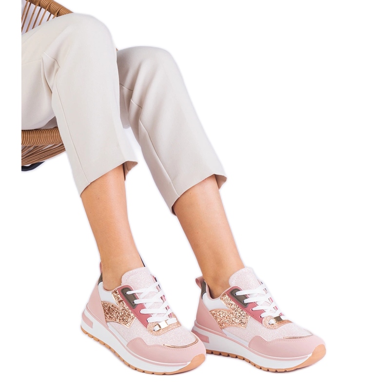 Vaaleanpunaiset lenkkarit kiilto koristeltu lavalla vaaleanpunainen