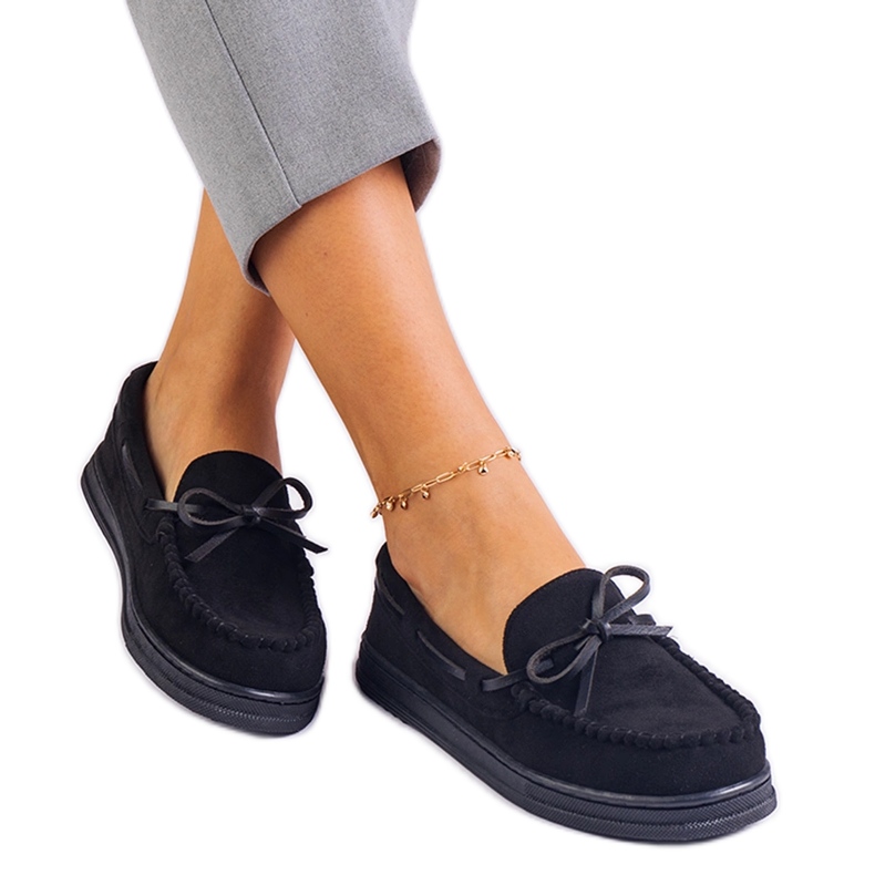 Mustat naisten leipät Ekozamszista keulalla