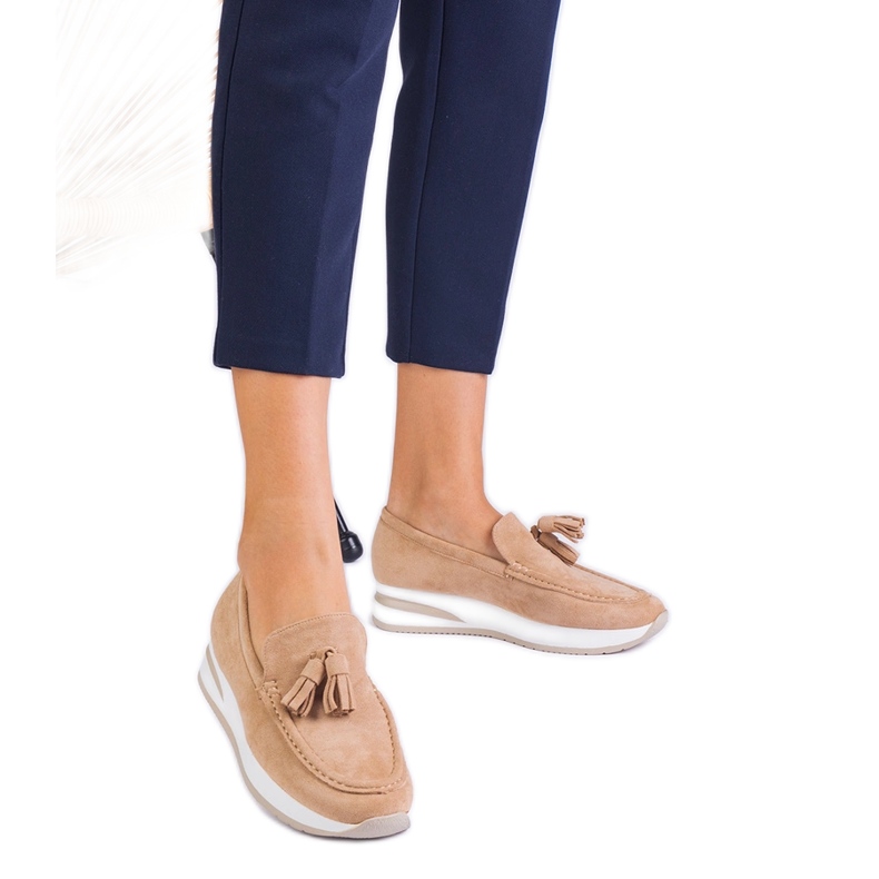 Beige naisten leipomot alustalla reunoilla