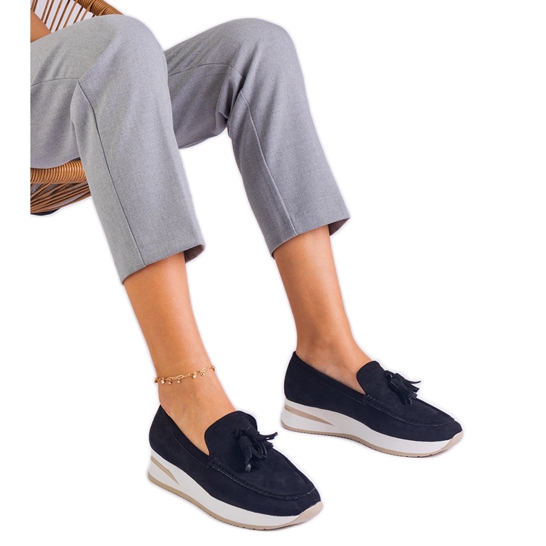 Mustat naisten leipomot laiturilla reunoilla