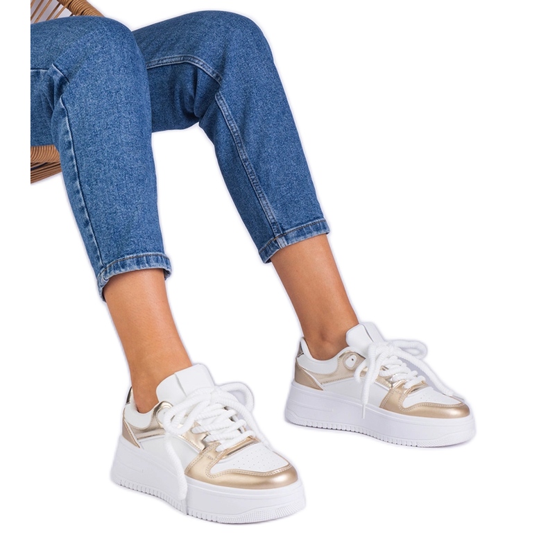 Valkoiset ja kultaiset alustalenkkarit kultainen