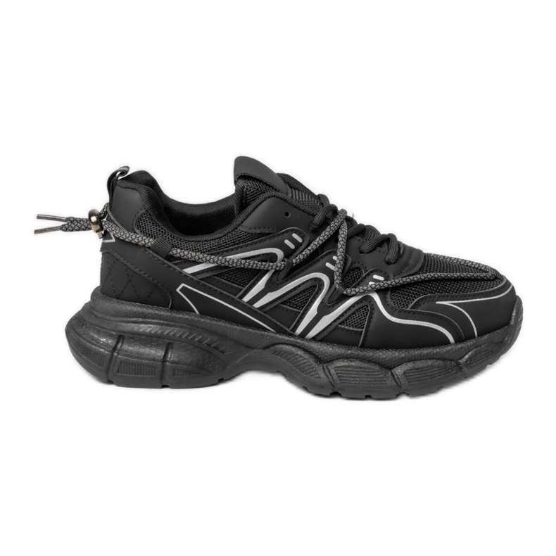 Naisten mustat lenkkarit laiturilla