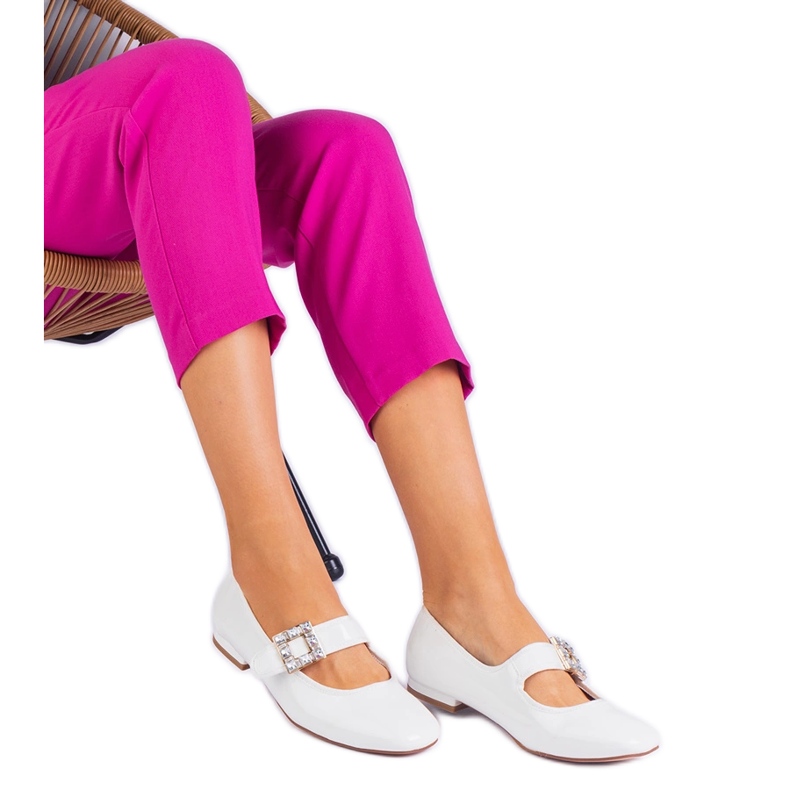 Valkoiset lakatut balleriinit, jotka on koristeltu solki valkoinen