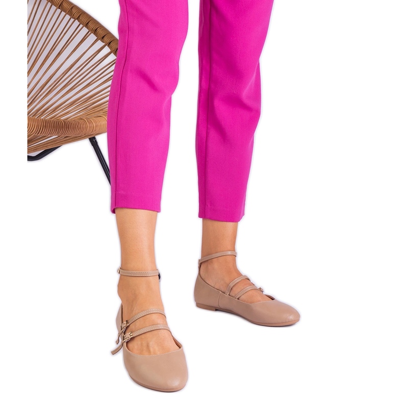 Beige -balleriinit, jotka on valmistettu ekologisesta holkasta soljilla