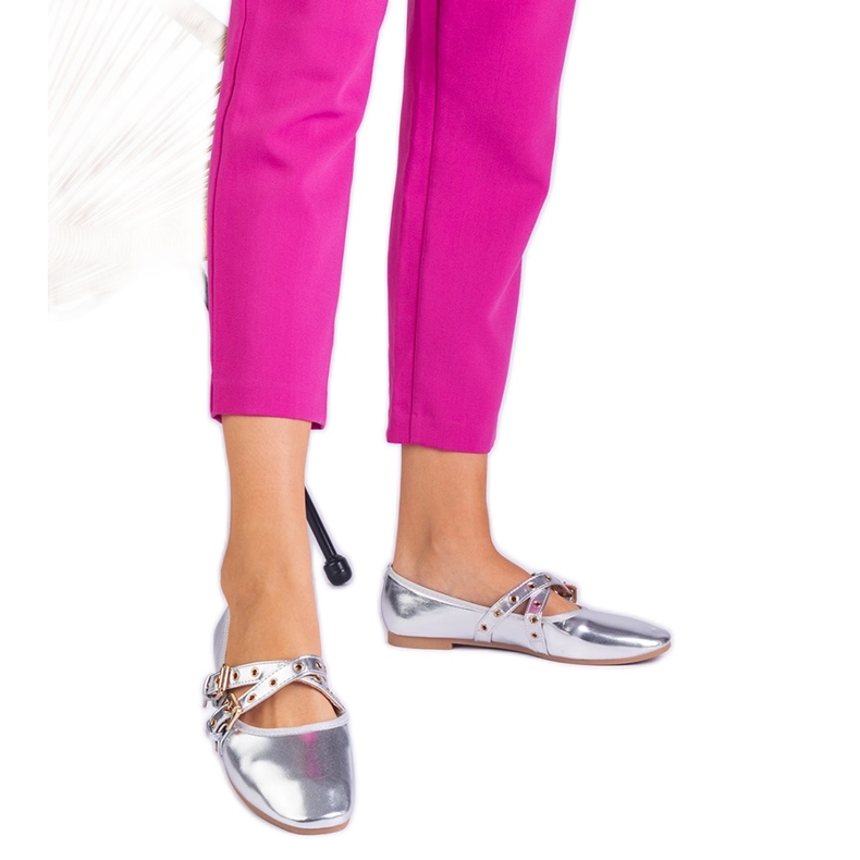 Eco -hopea -metalliset balleriinit, jotka on koristeltu soljella