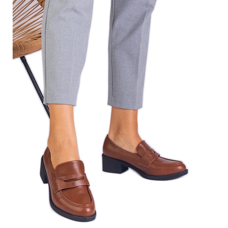 Ruskea ekologinen holkapumput matalalla pylväällä