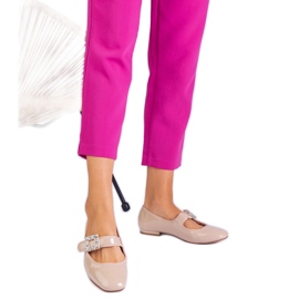 Beige lakattu balleriinit, jotka on koristeltu puristimella