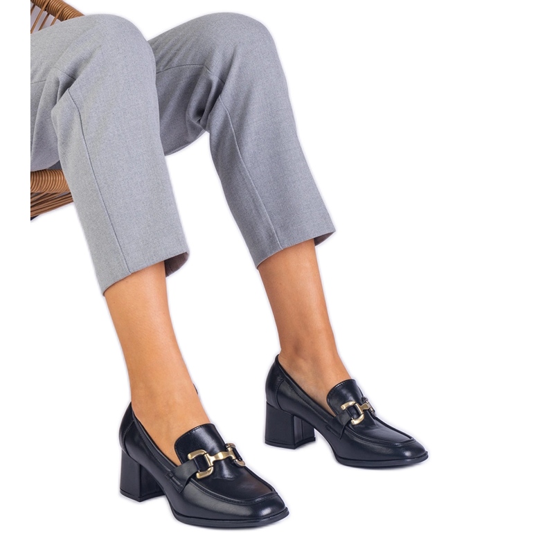 Mustat pumput postissa metallisella sisustuksella