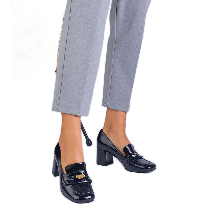 Mustat lakatut pumput tolpan päällä