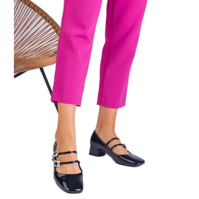 Mustat pumput, jotka on lakattu kiinnittimellä zirkonilla