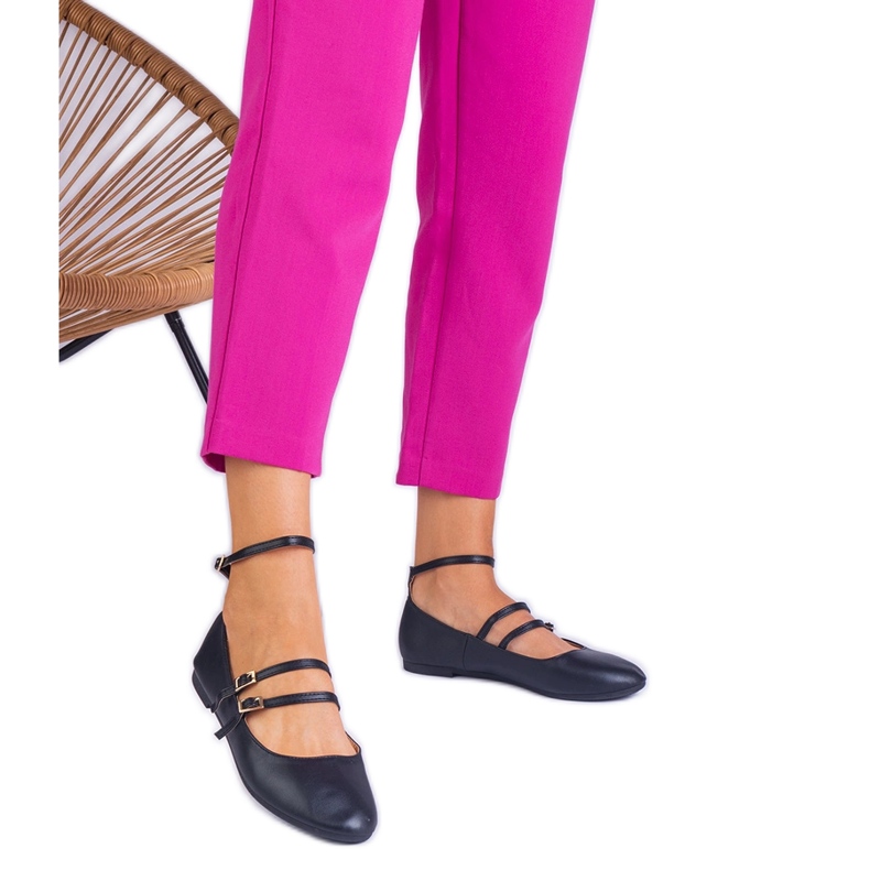 Mustat balleriinit, jotka on valmistettu ekologisesta holkasta soljilla