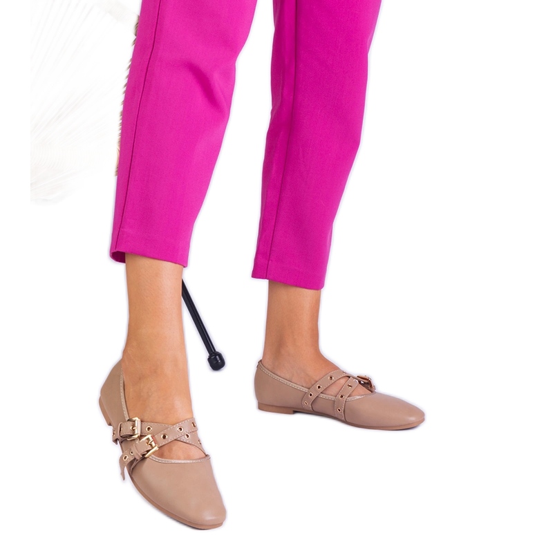 Eco -Lankalla valmistettu beige -balleriinit koristeltu soljella