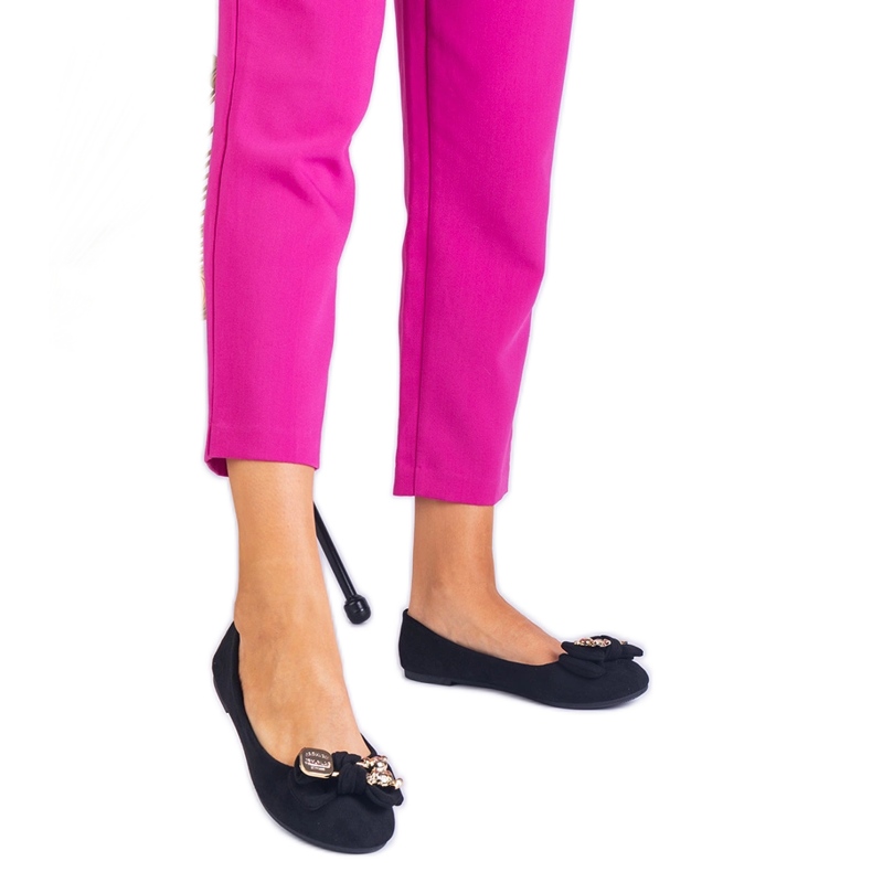 Musta klassinen balleriinit keulalla