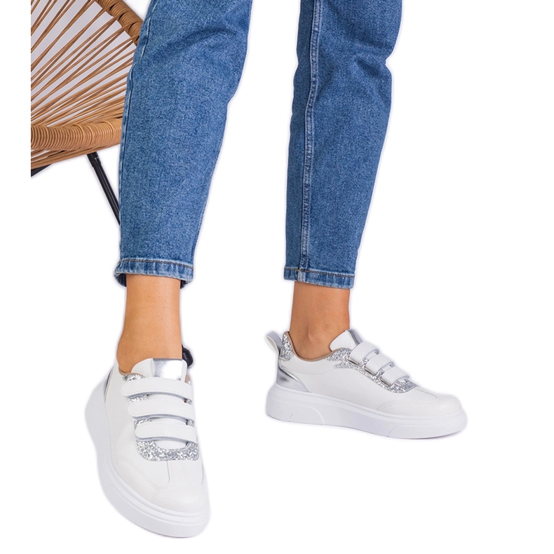 Naisten valkoiset ja hopea -lenkkarit tarranauhaan koristeltu kimaltelussa valkoinen