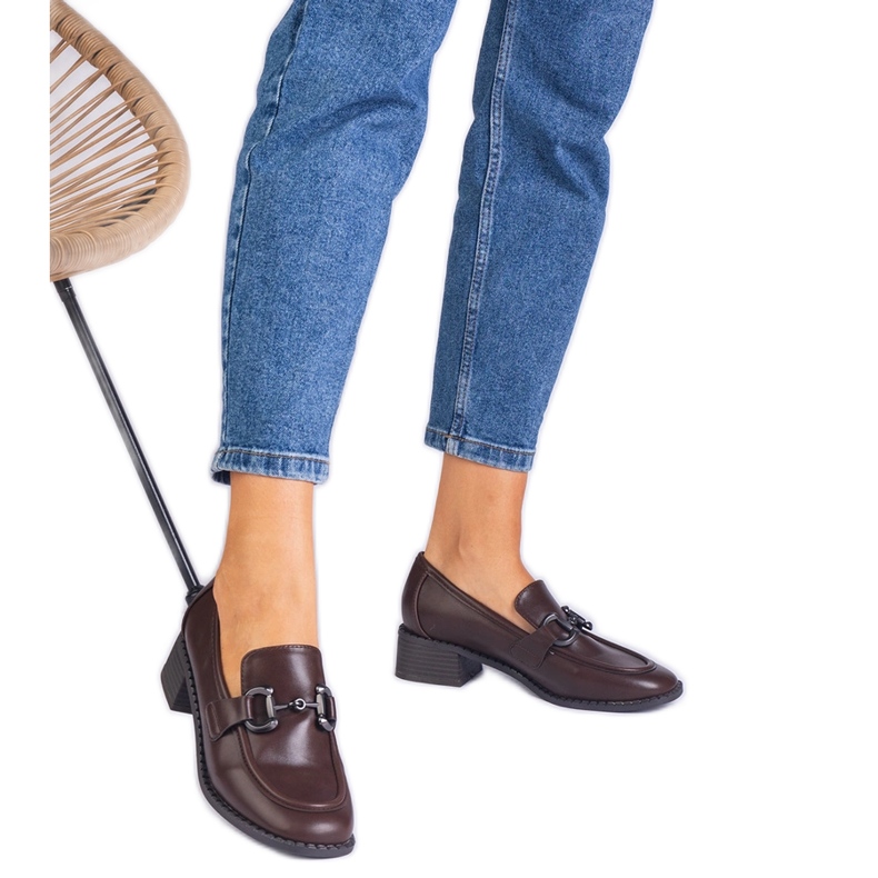 Ruskeat pumput postissa metallisella sisustuksella