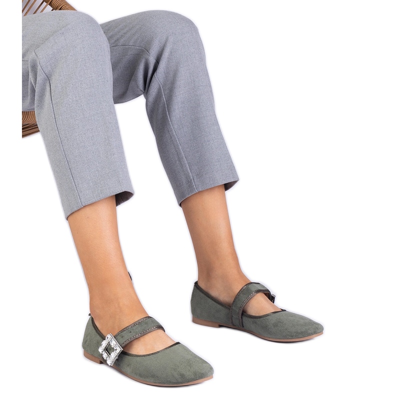 Vihreät balleriinit, jotka on koristeltu solki kiteillä