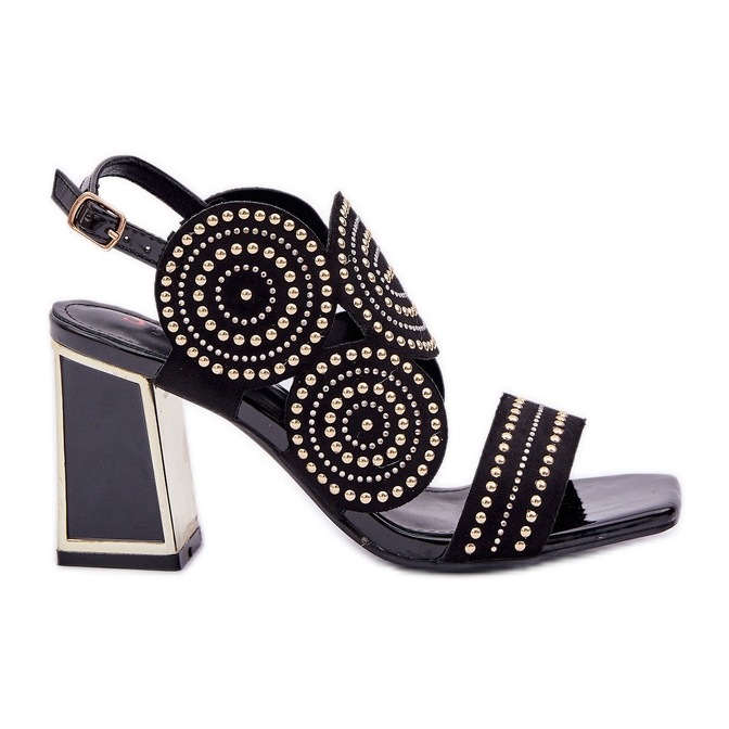 Sisustetut sandaalit mustassa pylväässä