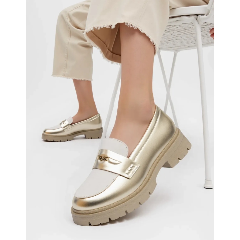 Naisten kultaiset leivän kultainen