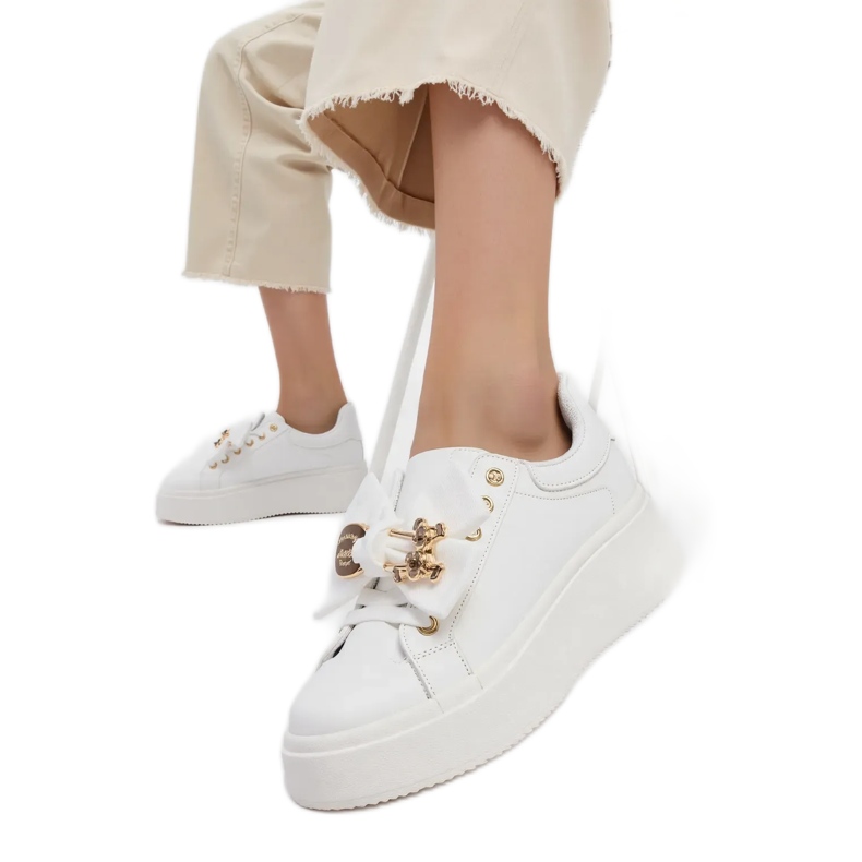 Naisten lenkkarit viehättävä valkoinen