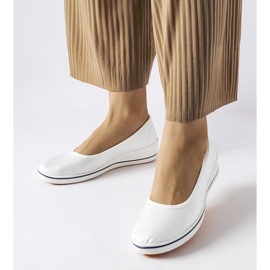 D/GMR Kiiltävät ecru-balettitassut Morrison-kiilalla beige