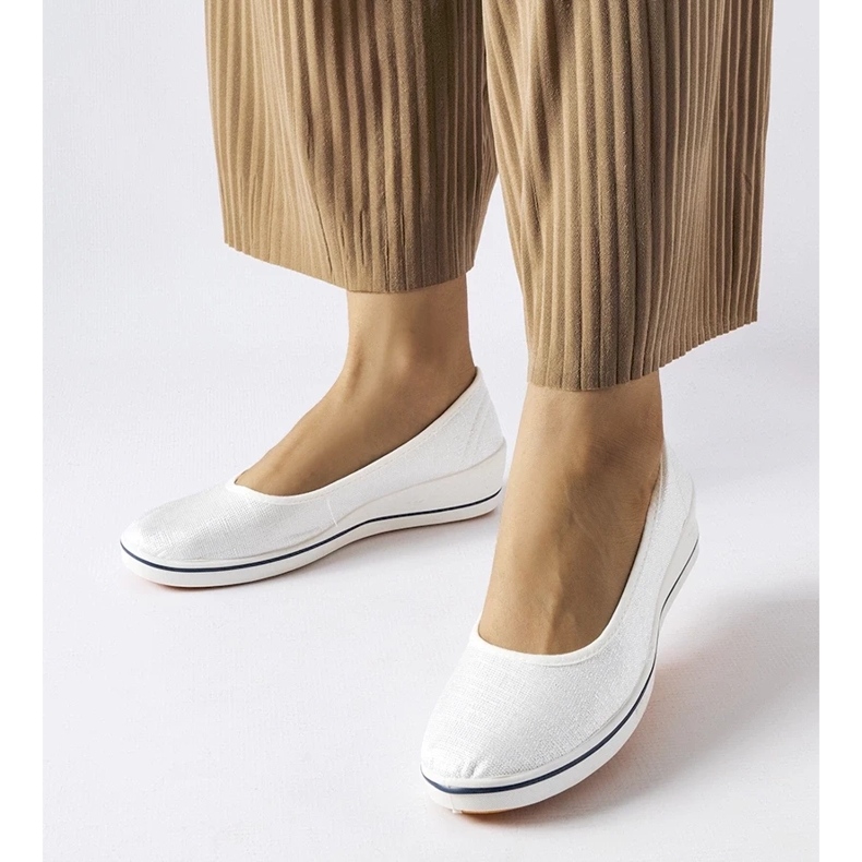 D/GMR Kiiltävät ecru-balettitassut Morrison-kiilalla beige