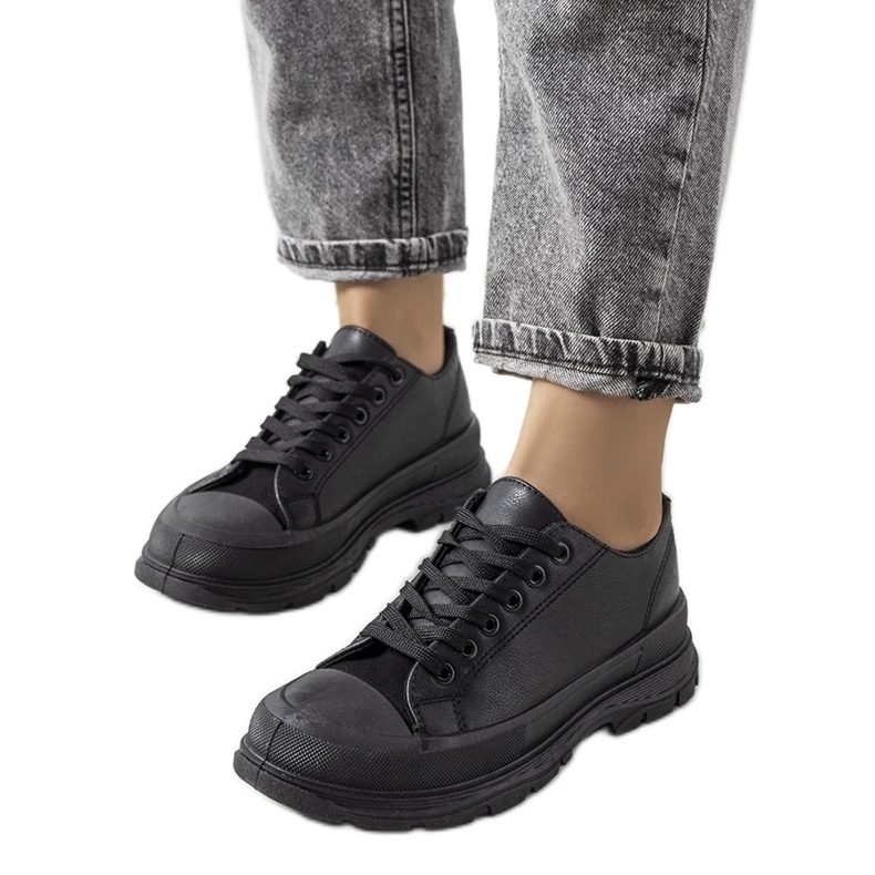 D/GMR Mustat tennarit paksussa Nurbik-pohjassa