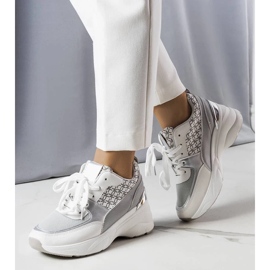 D/GMR Harmaat tennarit, jotka on koristeltu Lora-monogrammilla