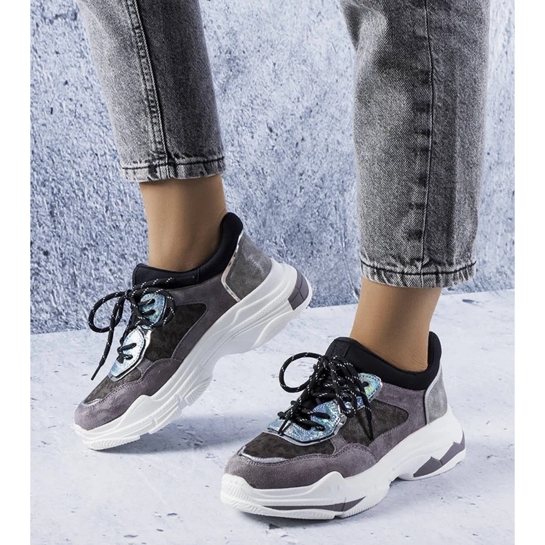 D/GMR Harmaat lenkkarit, jotka on koristeltu Savardin lisäkkeillä