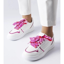 D/GMR Valkoiset lenkkarit, jotka on sidottu Pryor-nauhalla valkoinen