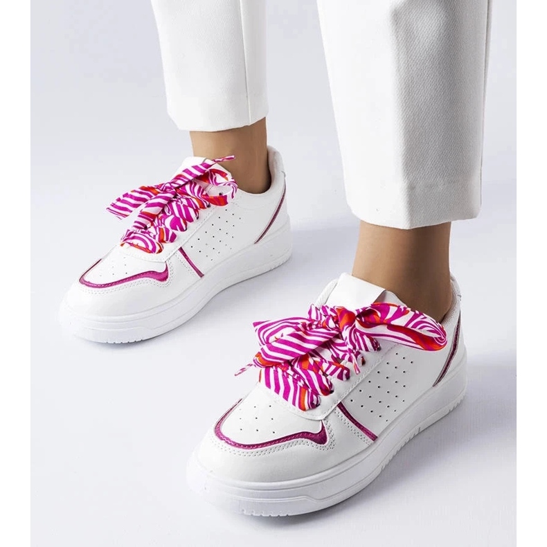 D/GMR Valkoiset lenkkarit, jotka on sidottu Pryor-nauhalla valkoinen