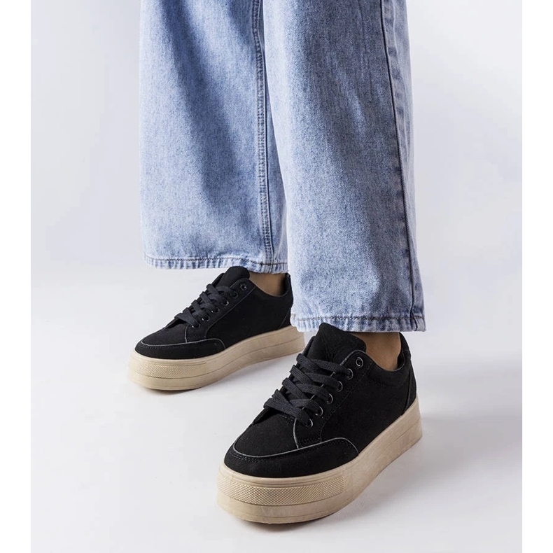 D/GMR Mustat tennarit Amathymes-alustalla