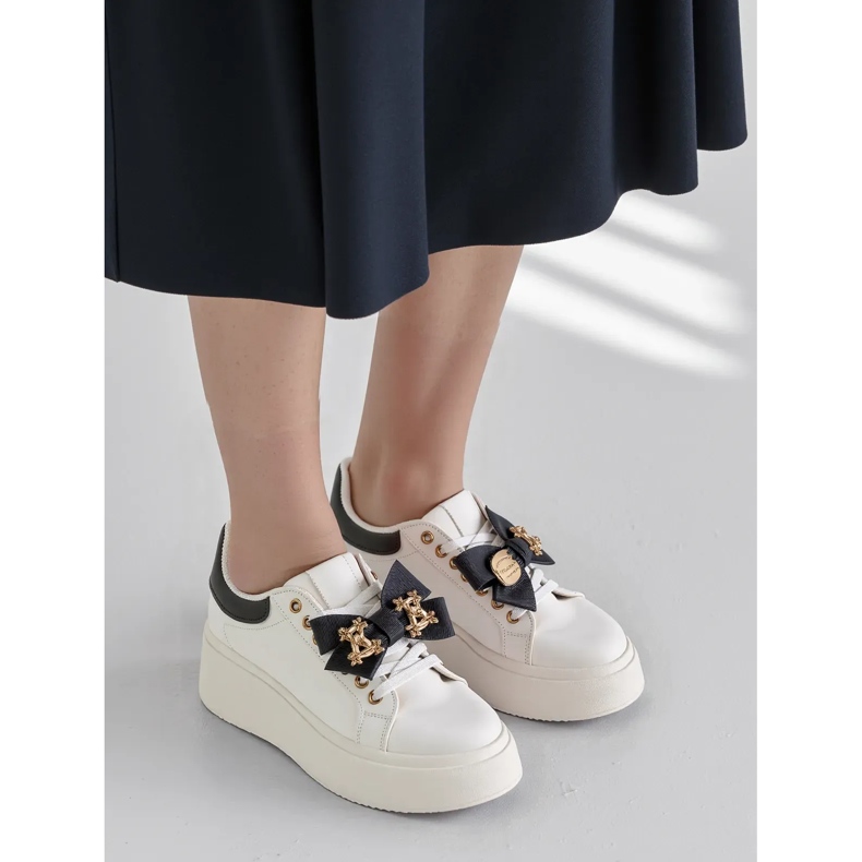 Naisten lenkkarit viehättävät musta