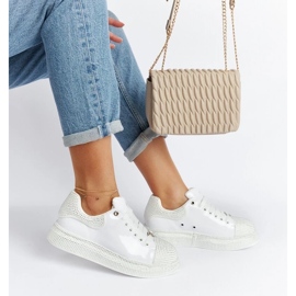 D/GMR Valkoiset lenkkarit strassilla Goe NN2N4011