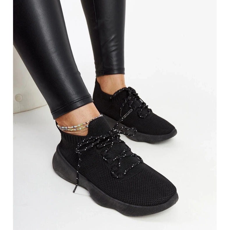 D/GMR Roshni mustat urheilulenkkarit