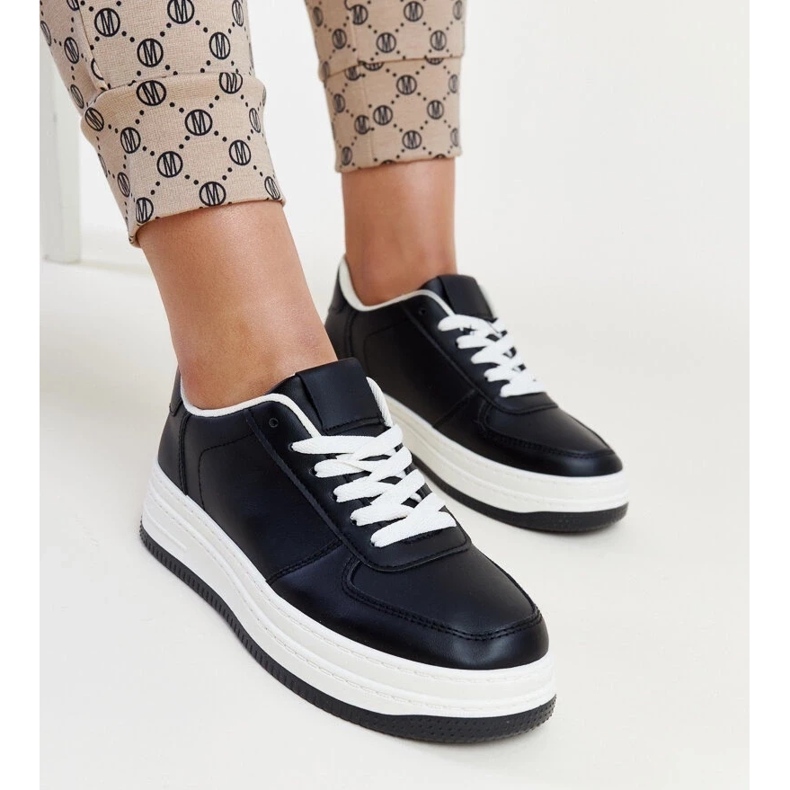 D/GMR Mustat tennarit Cvita-alustalla