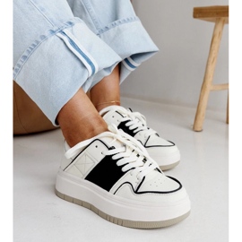 Valkoiset ja valkoiset nahkaiset lenkkarit paksulla pohjalla valkoinen