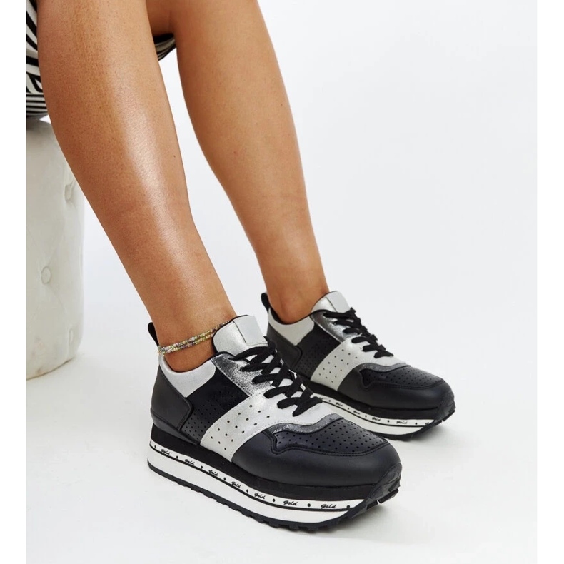 Askaluan mustat lenkkarit korkealla pohjalla