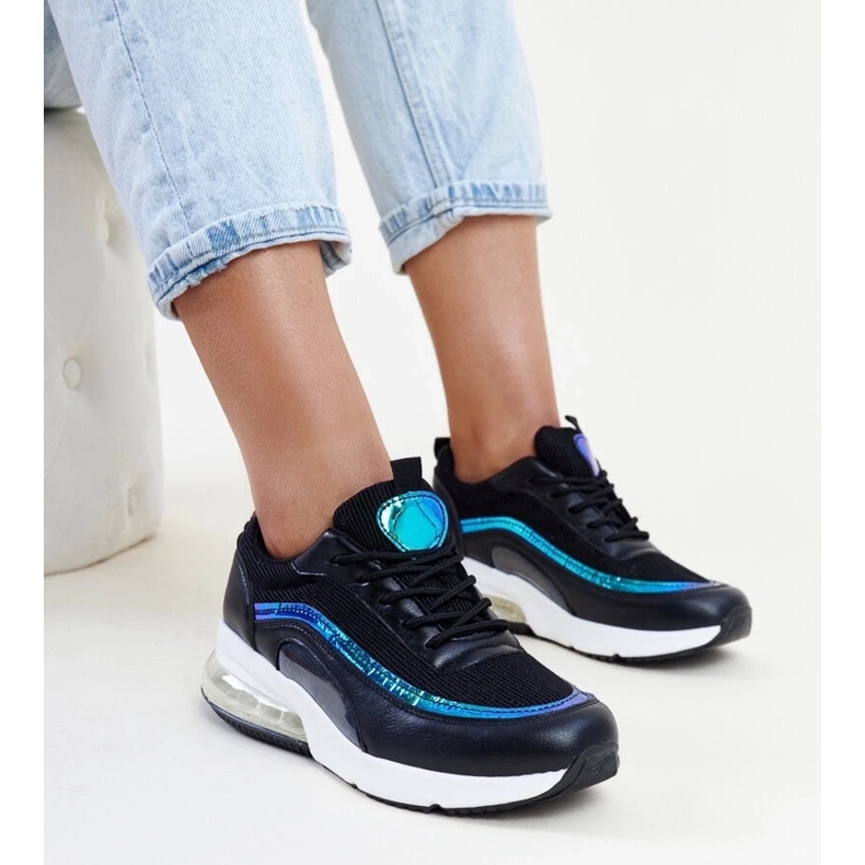 Mustat tennarit, joissa Jelek-hologrammi