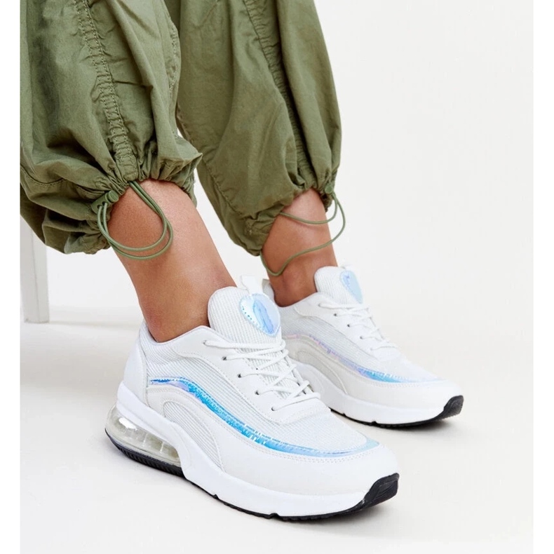 Valkoiset tennarit, joissa Jelek-hologrammi valkoinen