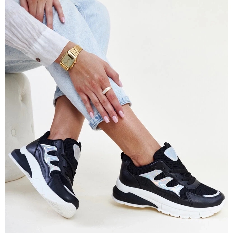 Mustat tennarit, joissa paksu Matea-pohja