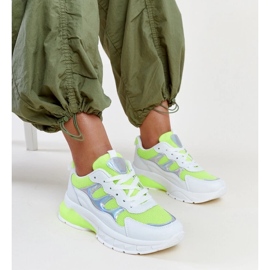 Valkoiset ja keltaiset tennarit, joissa paksu Matea-pohja valkoinen