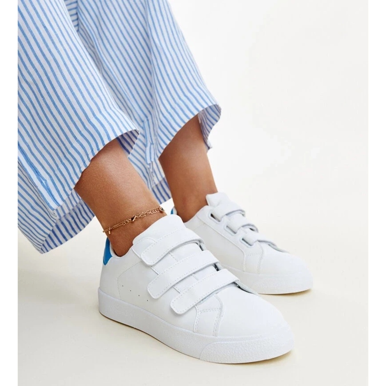 Samalan valkoiset ja siniset Velcro-lenkkarit valkoinen