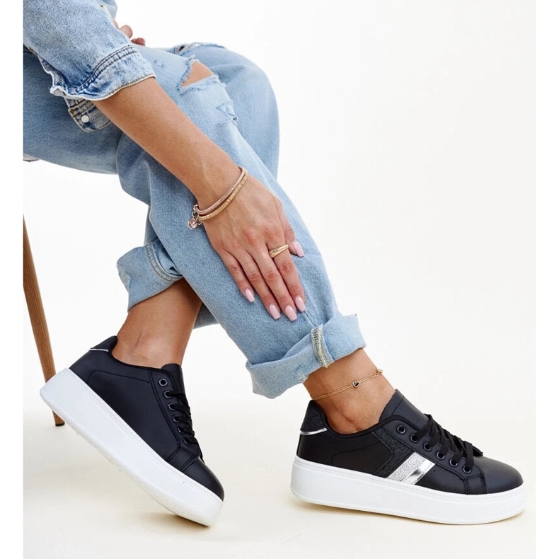 Mustat Basmalia lenkkarit