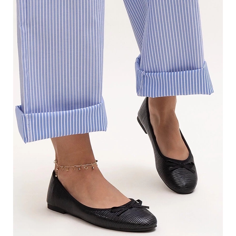 Rosalyn mustat balettihousut rusetilla ja nahkasisäkkeellä