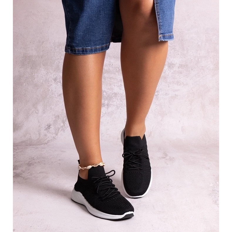 D/CEO Mustat Muaza urheilulenkkarit