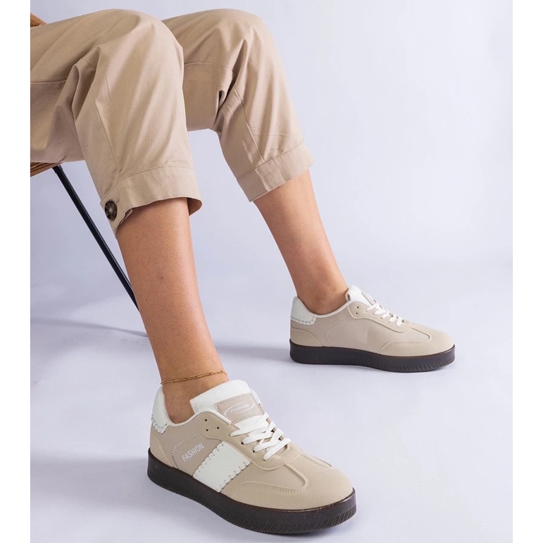 D/CEO Beige -lenkkarit Puenten ompelemisalustalla