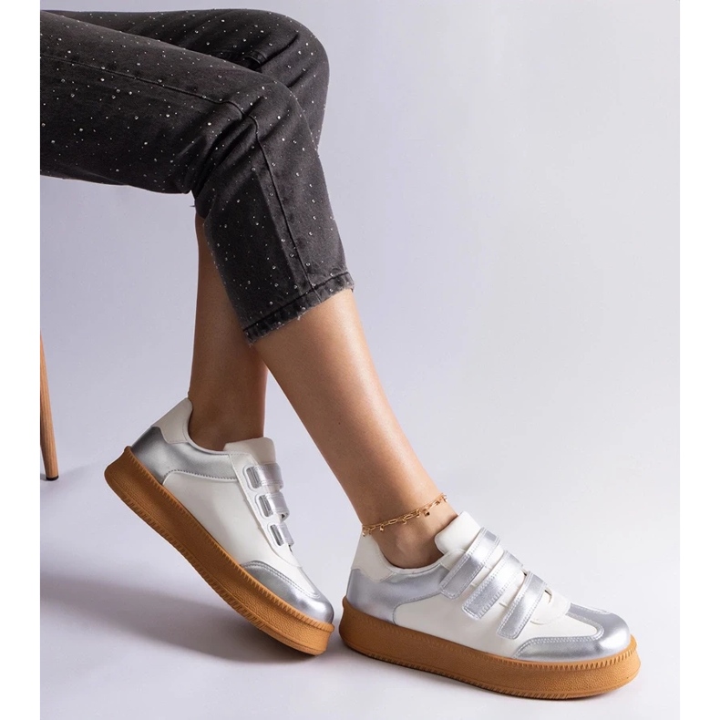 D/CEO Mena hopeiset tennarit, joissa tarrakiinnitys hopea